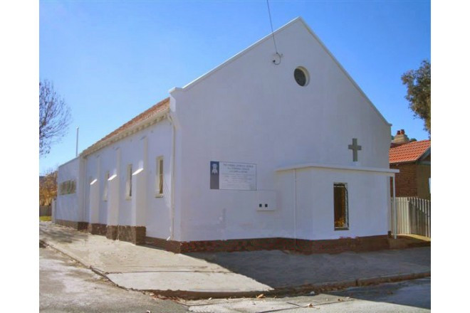 厳かな挙式が叶うシンプルな外観の教会