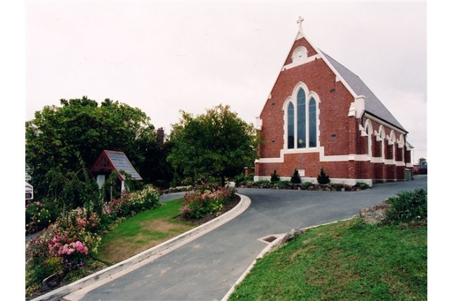 カンタベリー平野が一望できるカシミアの丘に立つ教会