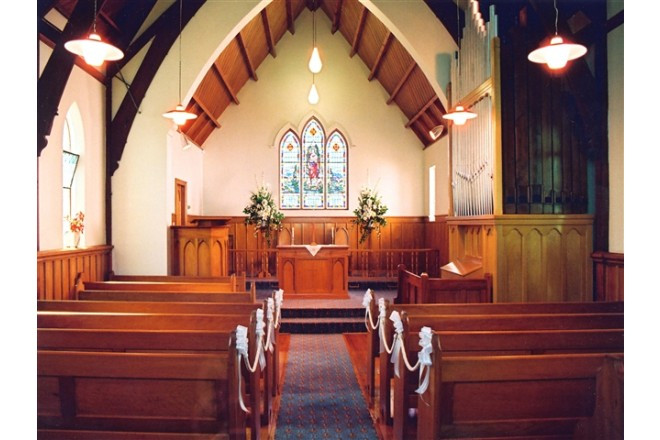 木がふんだんに使われ、温かみのある色調の教会内