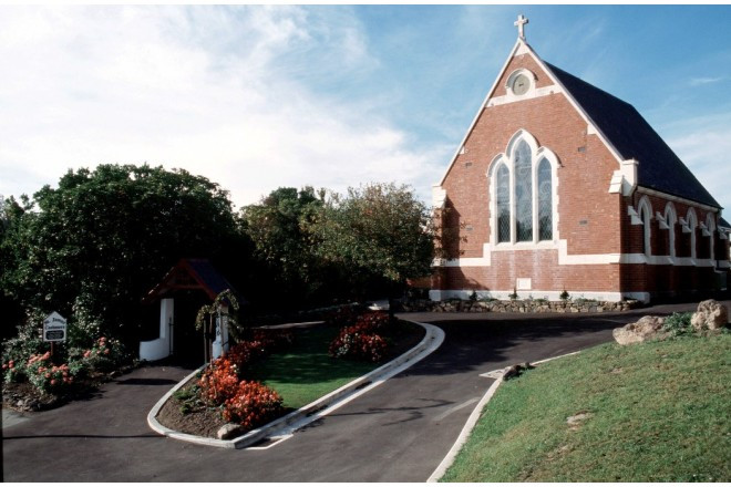 カシミアの丘に立つ素朴な赤レンガの教会