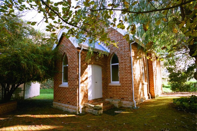 緑豊かなガーデンに佇む素朴な風合いを持つこぢんまりとした教会