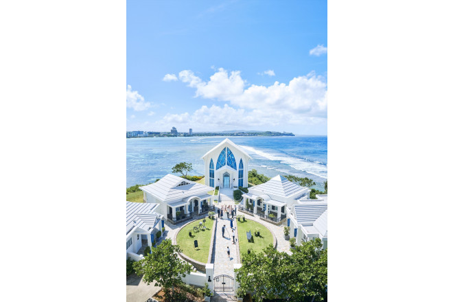 タモン湾を見渡す高台に佇むウエディング・ヴィレッジは、チャペル、パーティ会場、フォトスタジオ、ウエディングサロンの全てが揃う贅沢な場所。大切な家族とプライベートな誓いの一日を