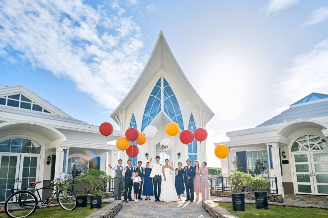 感動のセレモニーのあとチャペルを出ると、そこには光と緑あふれる中庭が広がるトラディショナルな世界が。おふたりの大切なゲストに祝福され、一層際立つスペシャルな空間を思う存分堪能して。