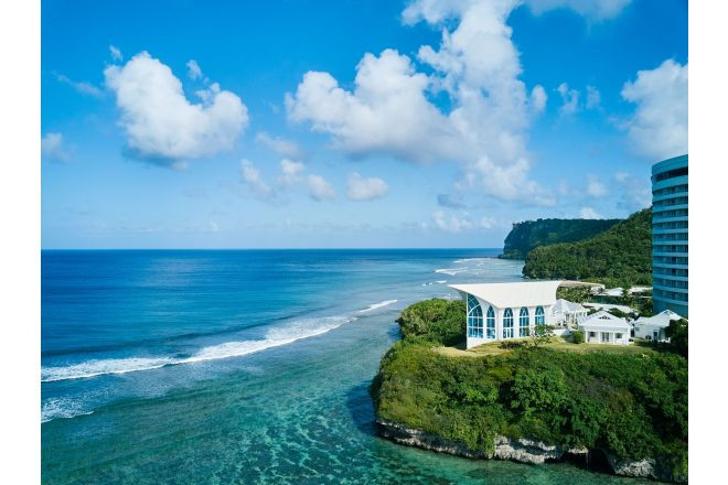 タモン湾を一望する絶景チャペルで
家族の愛に満ちた至福のひとときを