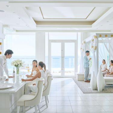 パーティ前は、海辺のラウンジでラグジュアリーなひとときを