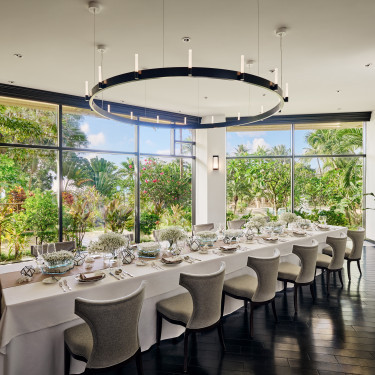 リゾートグリーンが美しい洗練されたリラックス空間で大切な人たちと過ごす優雅な時間