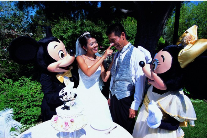 大好きなミッキーやミニーが祝福に駆けつけてくれる!夢のようなセレモニータイム。