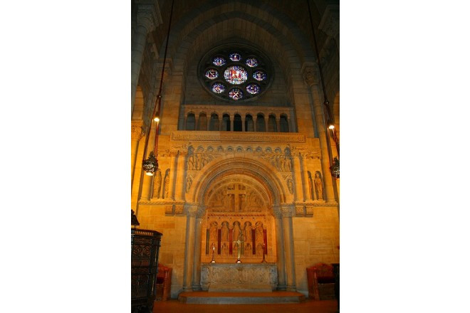 ハドソン川を見下ろすロケーションに建つ、クラシカルなゴシック調の教会。