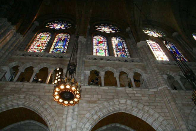 壁一面のステンドグラスの迫力と美しさに感動もひとしお。