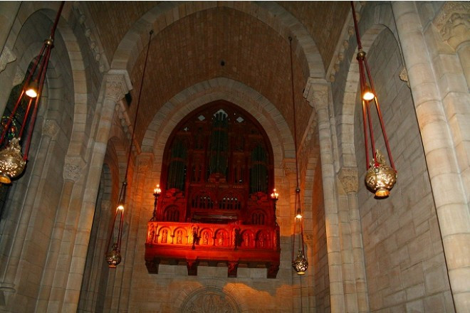 天井が高く、パイプオルガンの音色が華麗に響き渡ります。