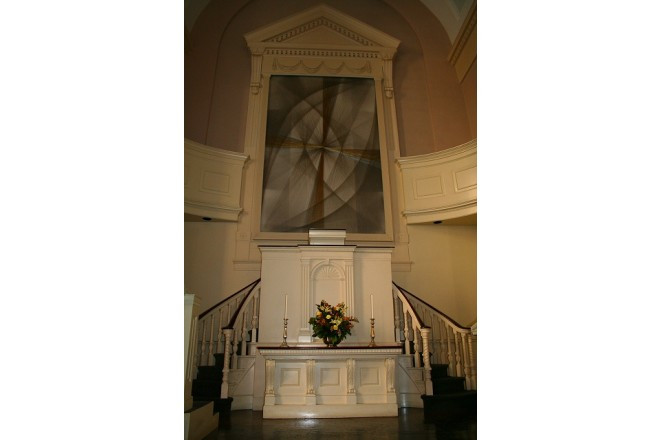 祭壇には十字架を置かず、宗教色を前面に出さない教会です。