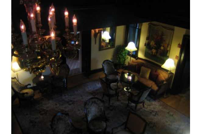 ドイツの家具職人の手になるオリジナル家具に囲まれて。