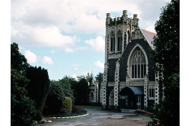 のどかな牧場を抜けた先、季節の花が咲く大きなガーデンに囲まれた教会