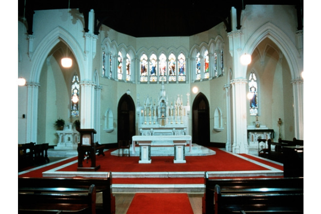 内部にはキリストの誕生を物語る43枚のステンドグラスがあり、
祭壇はイタリア産の大理石を使用して作られている