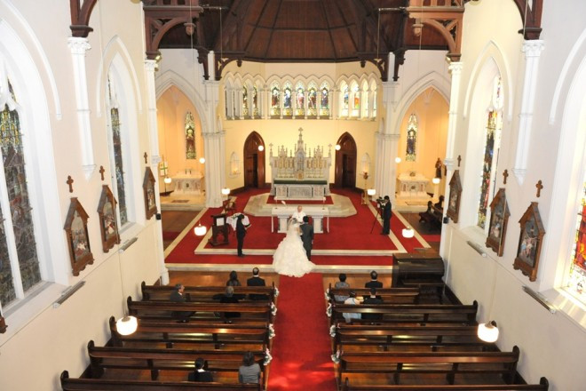 鮮やかな真紅のバージンロードの先にあるのは圧巻の43枚のステンドグラスの配された祭壇