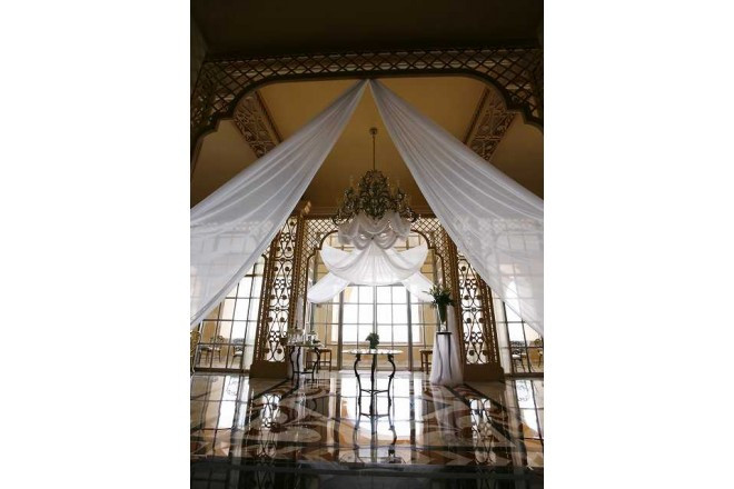 洗練されたヨーロピアンスタイルのホテルのロビーラウンジでの挙式。