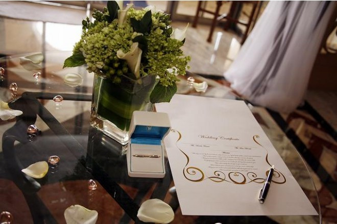 永遠の愛を誓い合い、結婚証明書に2人でサイン。