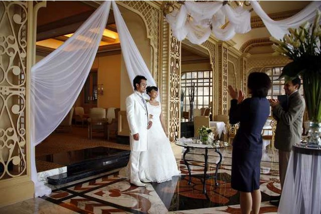 美しいロビーラウンジで祝福を受けるウエディングセレモニー。