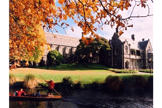 エイボン川沿いに建ち、広いお庭と緑に囲まれた挙式場