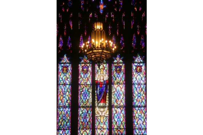 鮮やかな色が目を惹く荘厳なステンドグラス