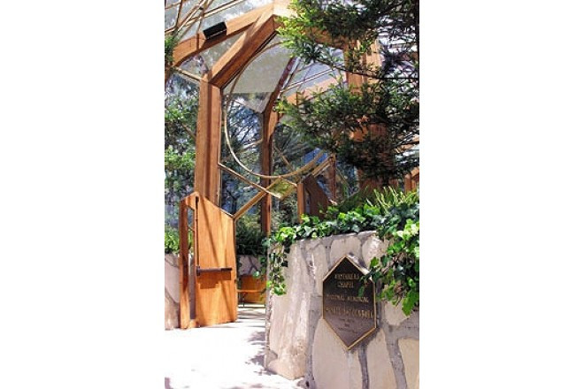 美しい自然の緑がダイレクトに迫ってくるインパクトのある教会。新郎・新婦・参列者の方にも感動的な印象を残します。