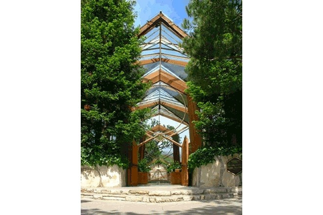 美しい自然に囲まれ、総ガラス張りで明るく開放的な内観。