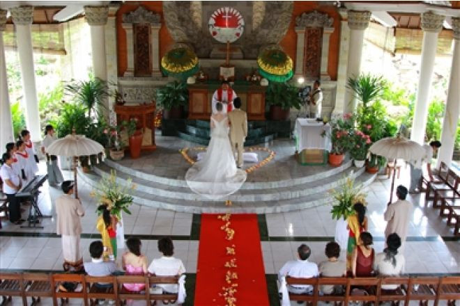 爽やかな風を感じる、バリ様式と西洋式が融合したオープンエアの教会。