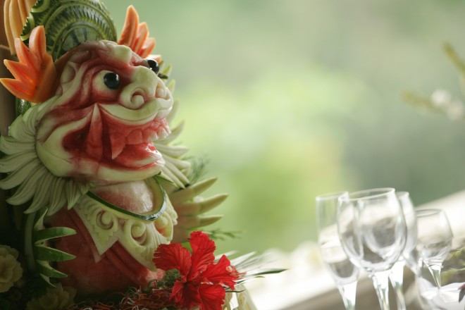 バリの守り神ボマをアレンジしたフルーツ彫りでテーブルに可愛らしさを