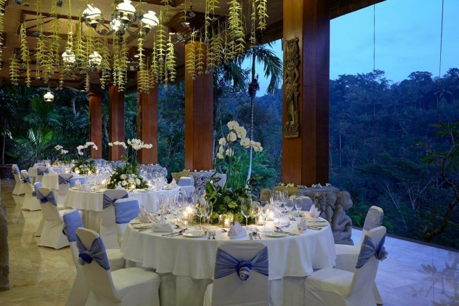 渓谷に沿ったレストランで挙式後のパーティは開放的な雰囲気を演出致します。