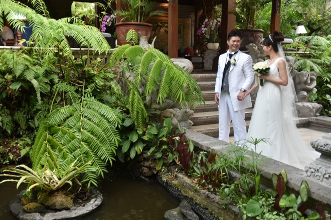挙式後の撮影ではリゾート内沢山の撮影スポットがございます。
バリらしい雰囲気や緑やガーデン風のお写真も楽しめます。