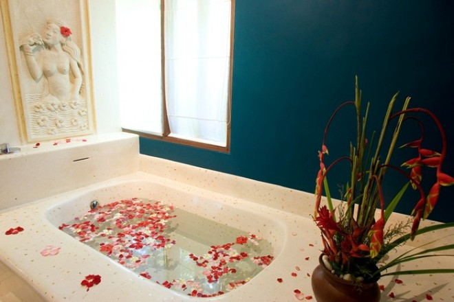花々が浮かべられたルンバ・スパでの癒しのひととき。