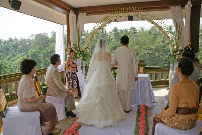 色濃いウブドの森を見渡す場所での誓いのセレモニー。