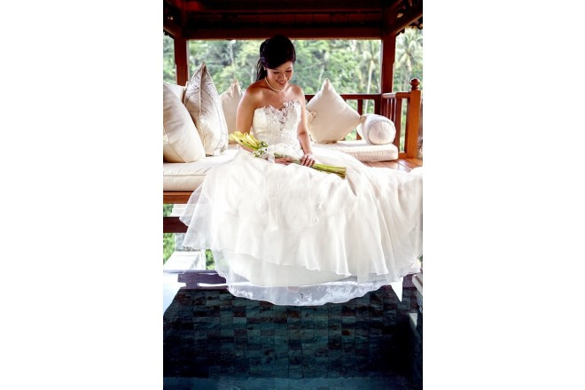 花嫁のナチュラルな微笑みが溢れるテラスでのフォトセッション。