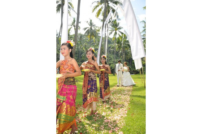 鮮やかな民族衣装に身を包んだフラワーガール達に先導されて。