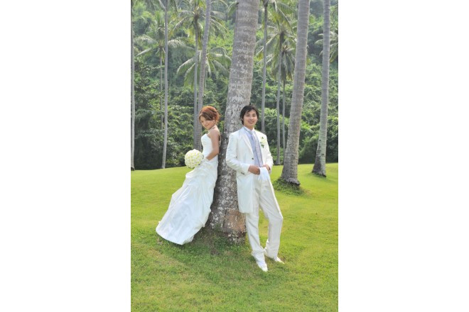 南国リゾートだからこそ撮れる、好ロケーションをバックにしたウエディングフォト。