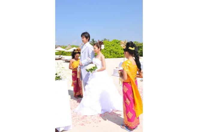 バリの太陽の下、ウエディングドレスの白が眩しく輝きます。