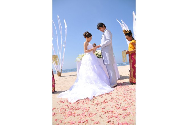 砂浜に花を敷き詰めて。肩肘張らないビーチセレモニー。