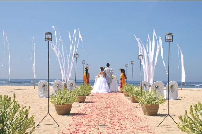 優雅で明るさに満ちた、プライベート感たっぷりのビーチ挙式が実現。