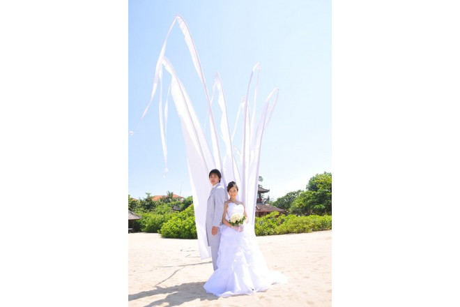 バリの潮風を身体いっぱいに感じるビーチフォト。