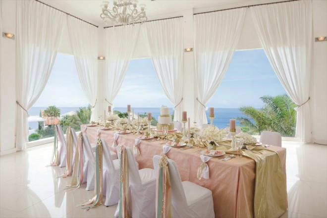 ゲストたちと幸せを分かち合うパーティタイムも、ウルワツの海に見守られて。大きな窓からインド洋の水平線をのぞむ絶景のバンケットは、大切な人たちと親密な時間を過ごせるプライベートルーム。