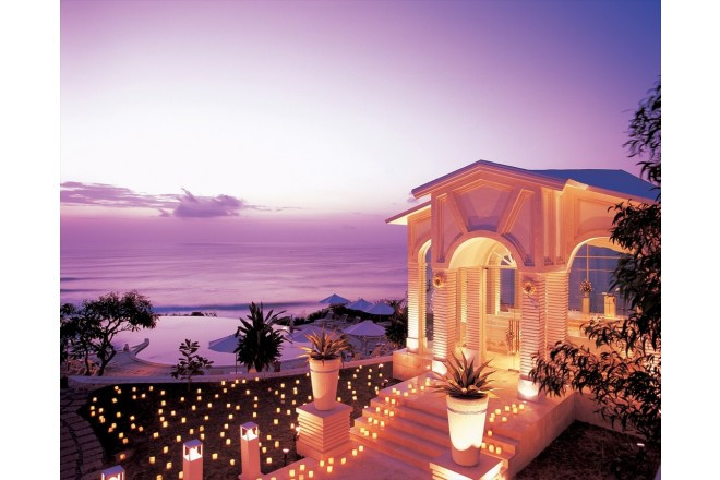 時間の流れとともに様々な表情をみせるウルワツの美景。 そのサンセットは、バリ島でもっとも美しいといわれ、この地に棲む神々の存在すら感じさせる。