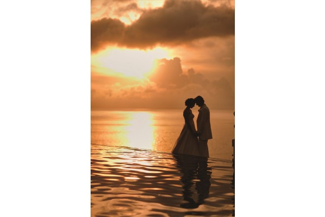 時間の流れとともに様々な表情をみせるウルワツの美景。 そのサンセットは、バリ島でもっとも美しいといわれ、この地に棲む神々の存在すら感じさせる。