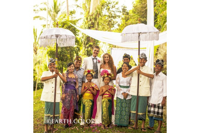 南国バリの花々を贅沢に使ったデコレーション。バージンロードは、一面生花を使ったフラワーロード。バリニーズホワイトフラッグでオリジナリティあふれるスタイリッシュなバリの演出。