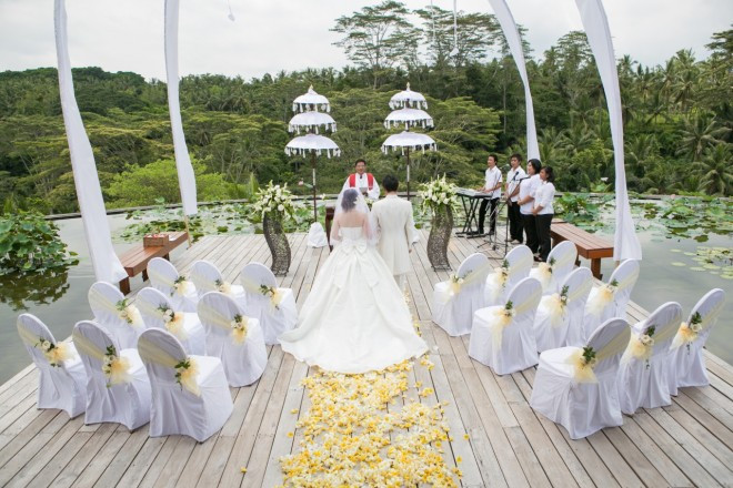 バリ島ウブドの深い森に身をゆだねるセレモニー。