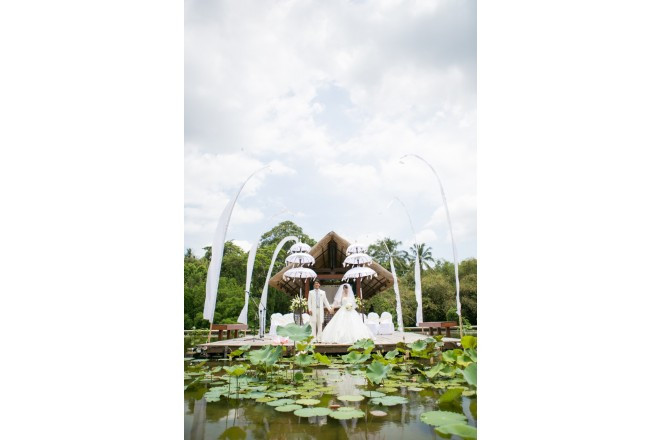 睡蓮の浮かぶ水辺での神秘的なナチュラルウエディング。