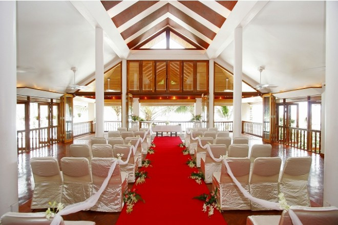 優雅な佇まいのオーシャンサイドのチャペル。