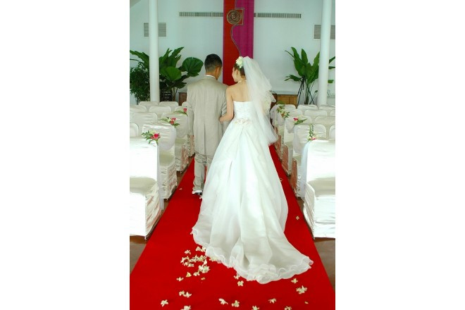 大人ドレスも似合う、品のある雰囲気のチャペル内。