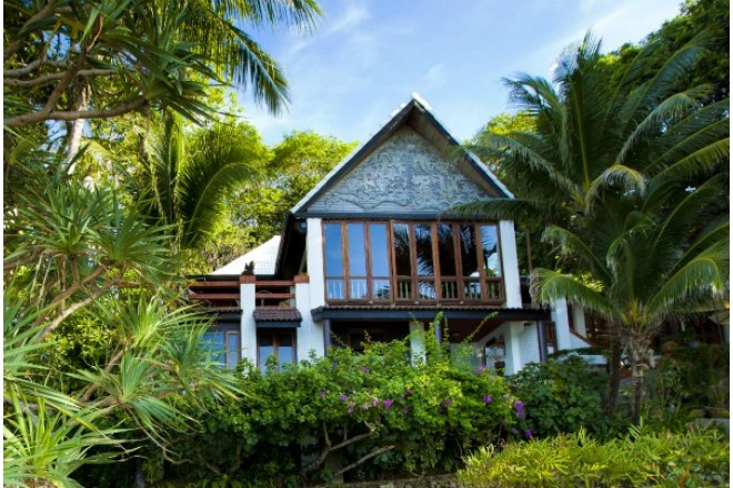 ビーチサイドの緑豊かな環境に立っています。