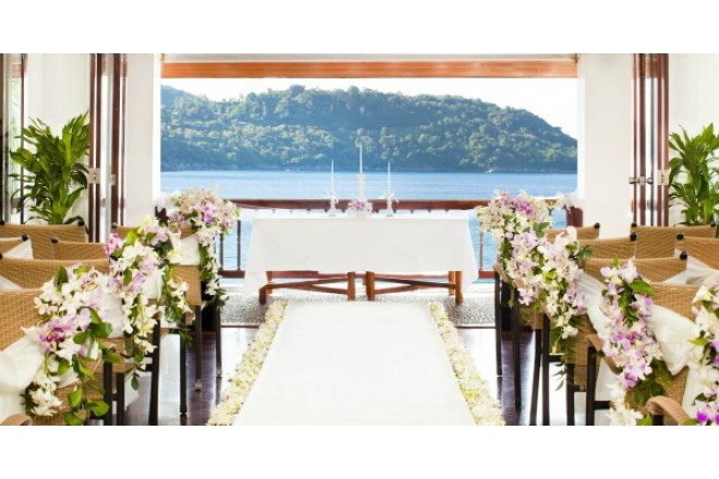 祭壇からは美しいビーチを望むことができます。