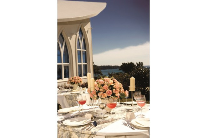 挙式後は海を眺めながら、セレブリティ気分でのオープンエアのパーティをどうぞ。